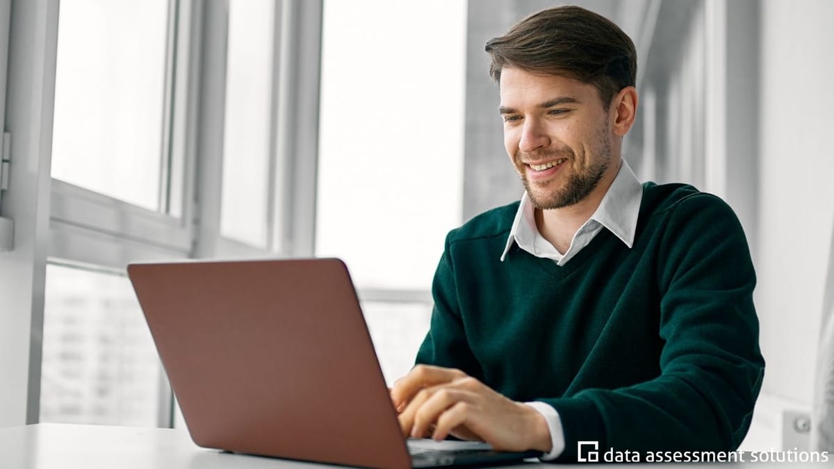 Person arbeitet konzentriert und zufrieden am Laptop